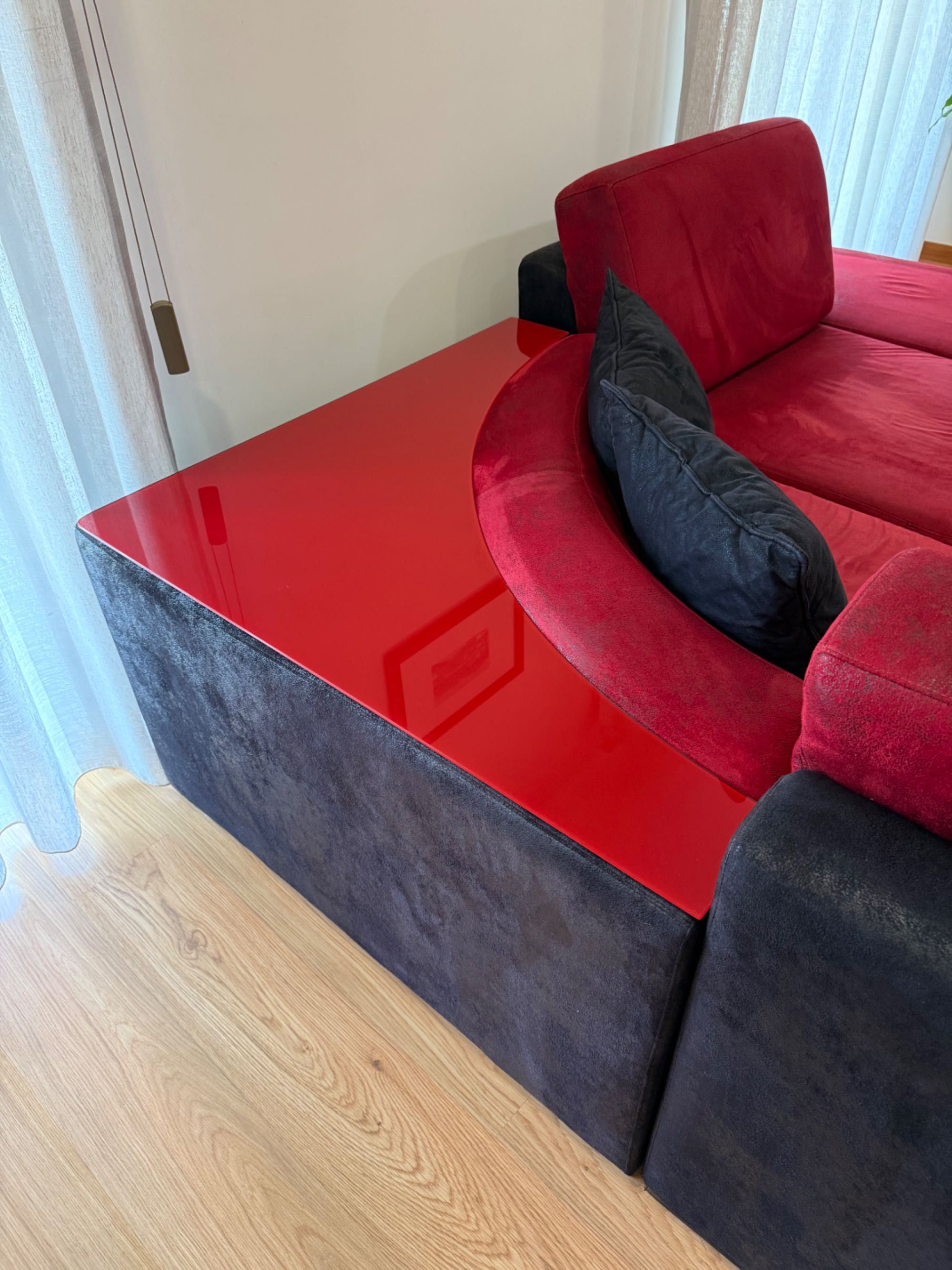 Sofá de canto vermelho e preto a bom preço