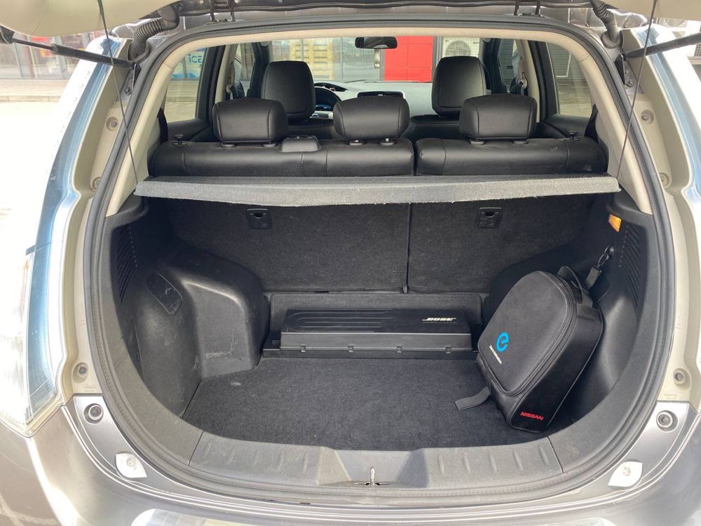Продам Nissan Leaf.