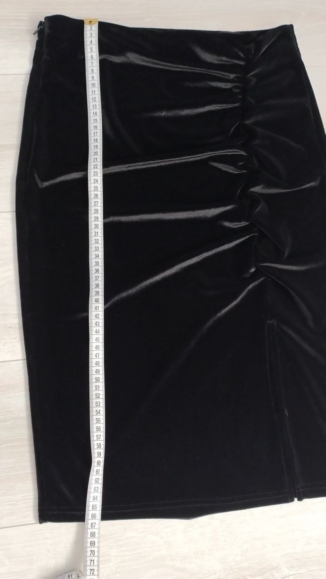 Nowa welurowa czarna spódnica