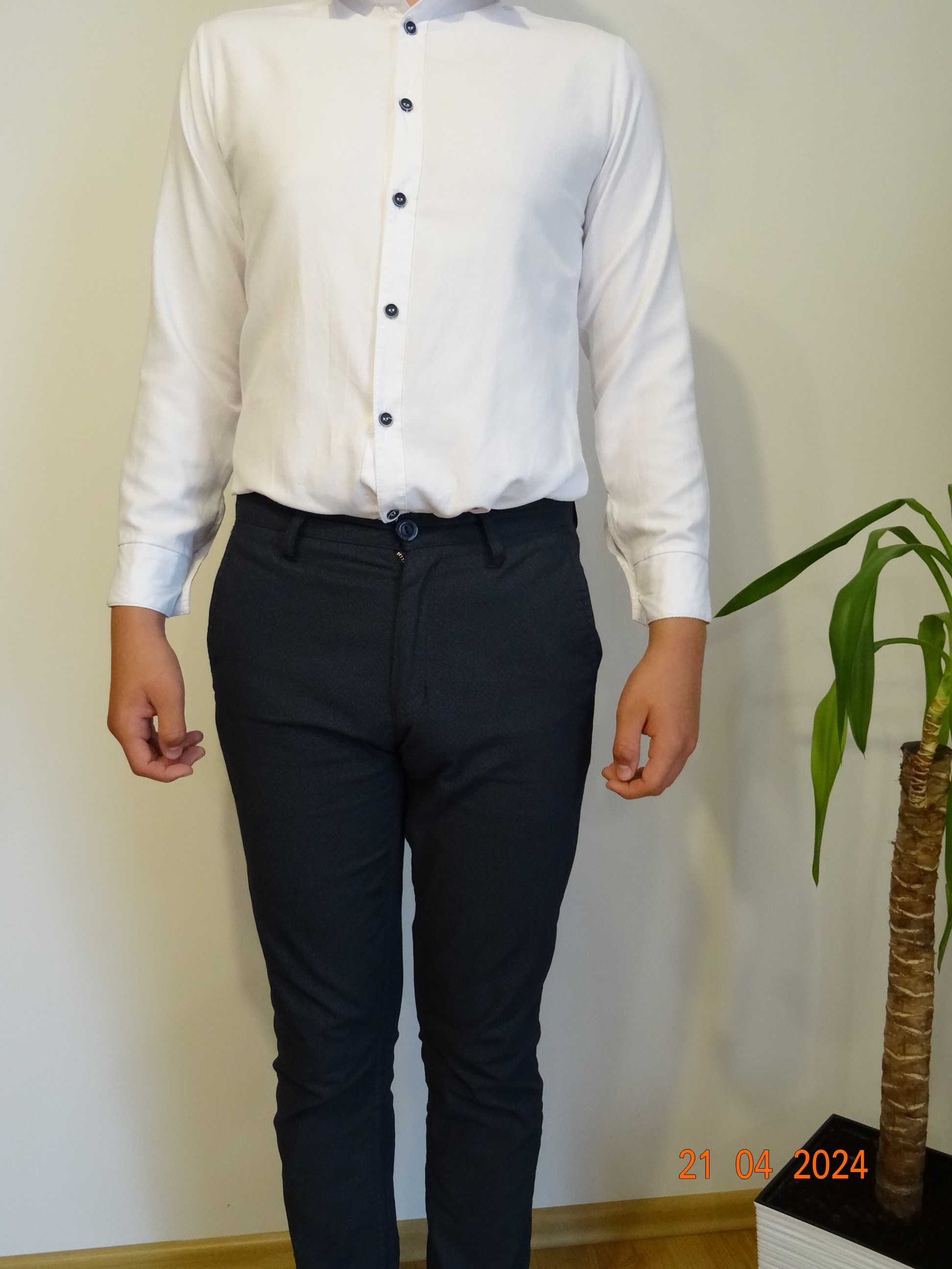 Eleganckie męskie spodnie  młodzieżowe wraz z biała koszulą.