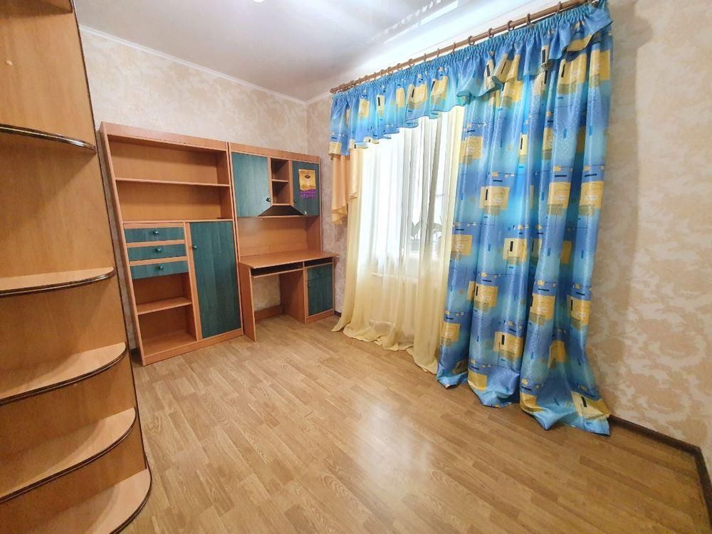 Продається трьохкімнатна квартира в районі Південно-Захід.