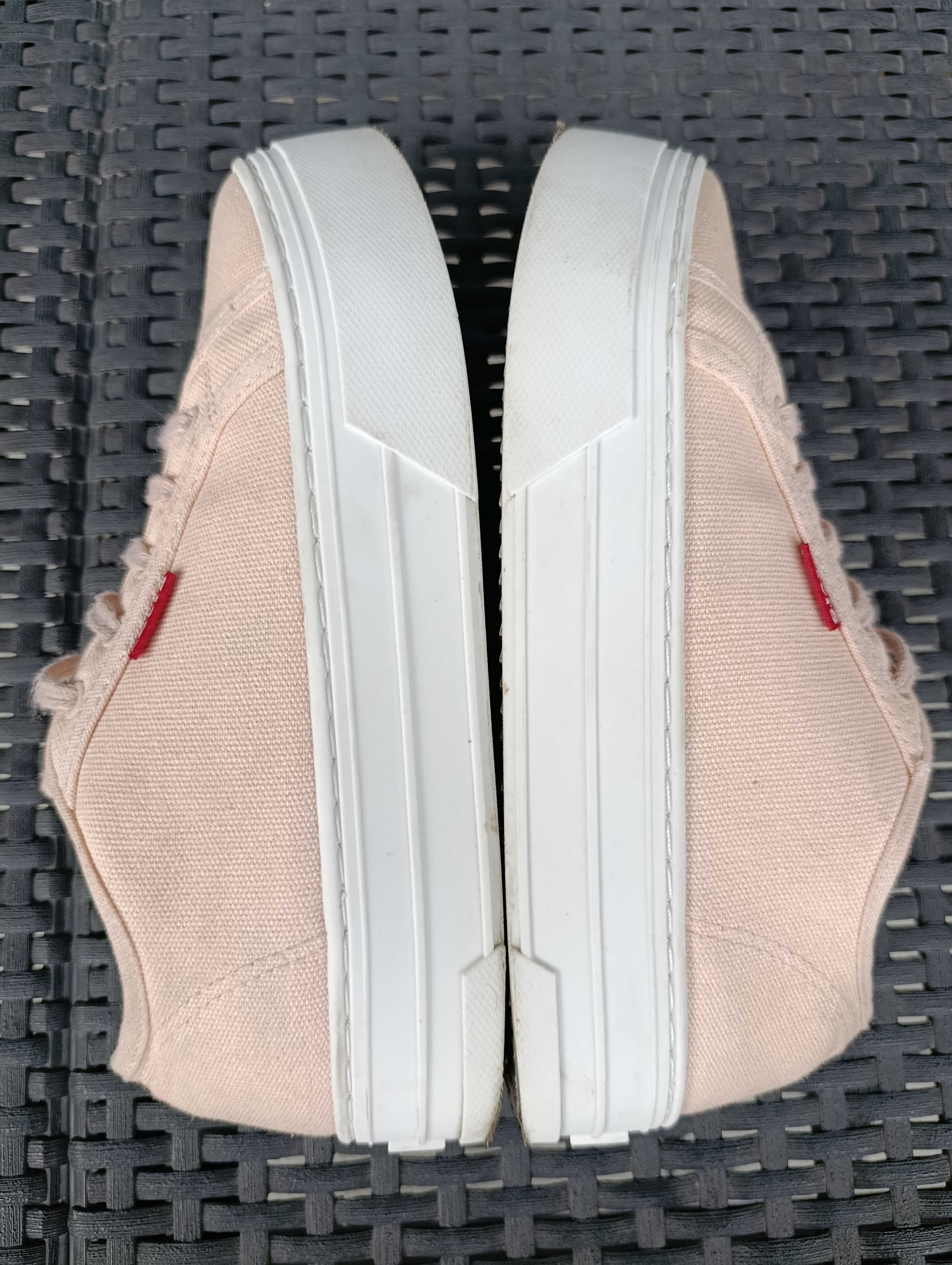 Trampki na wysokiej podeszwie Levi's Tijuana

tenisówki rozmiar 37