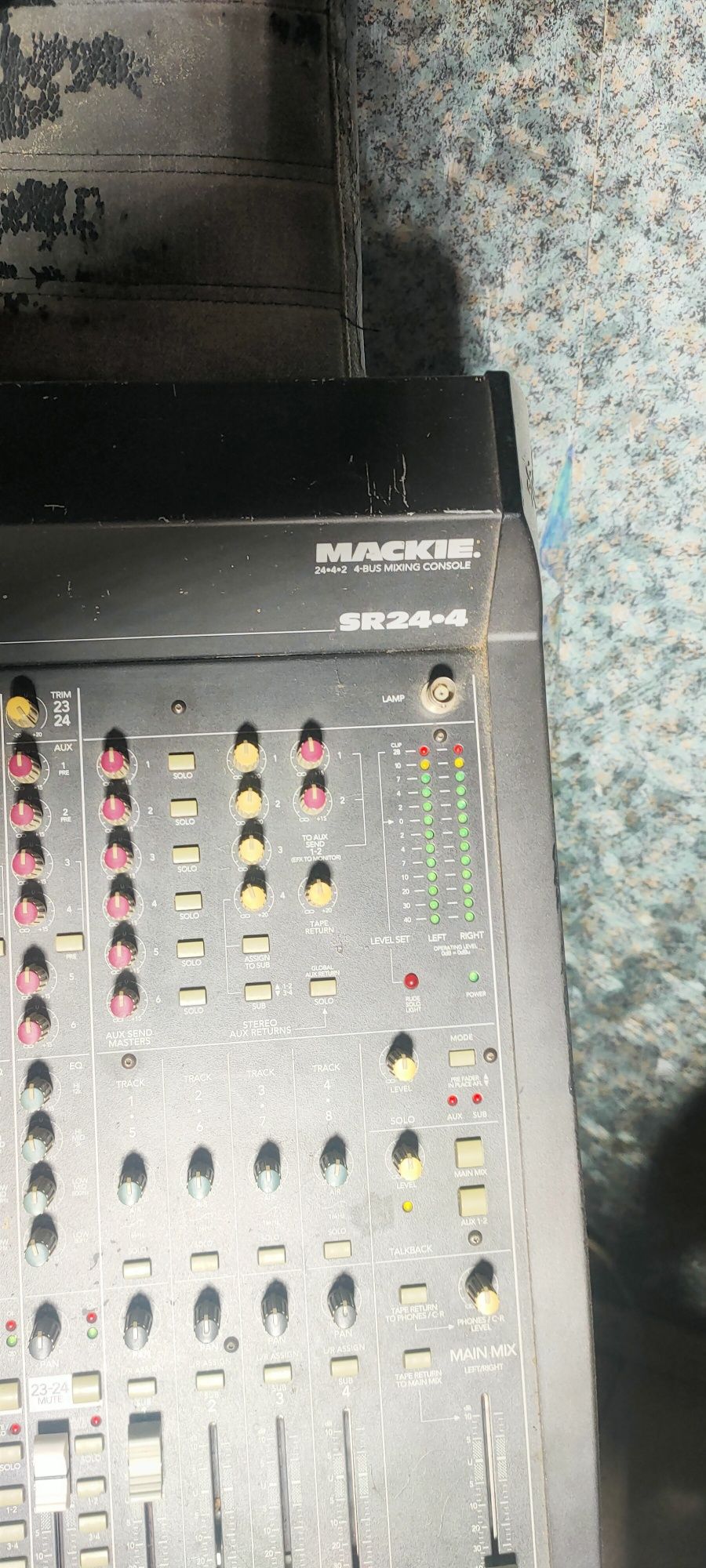 MACKIE SR24-4 bus mixing console
