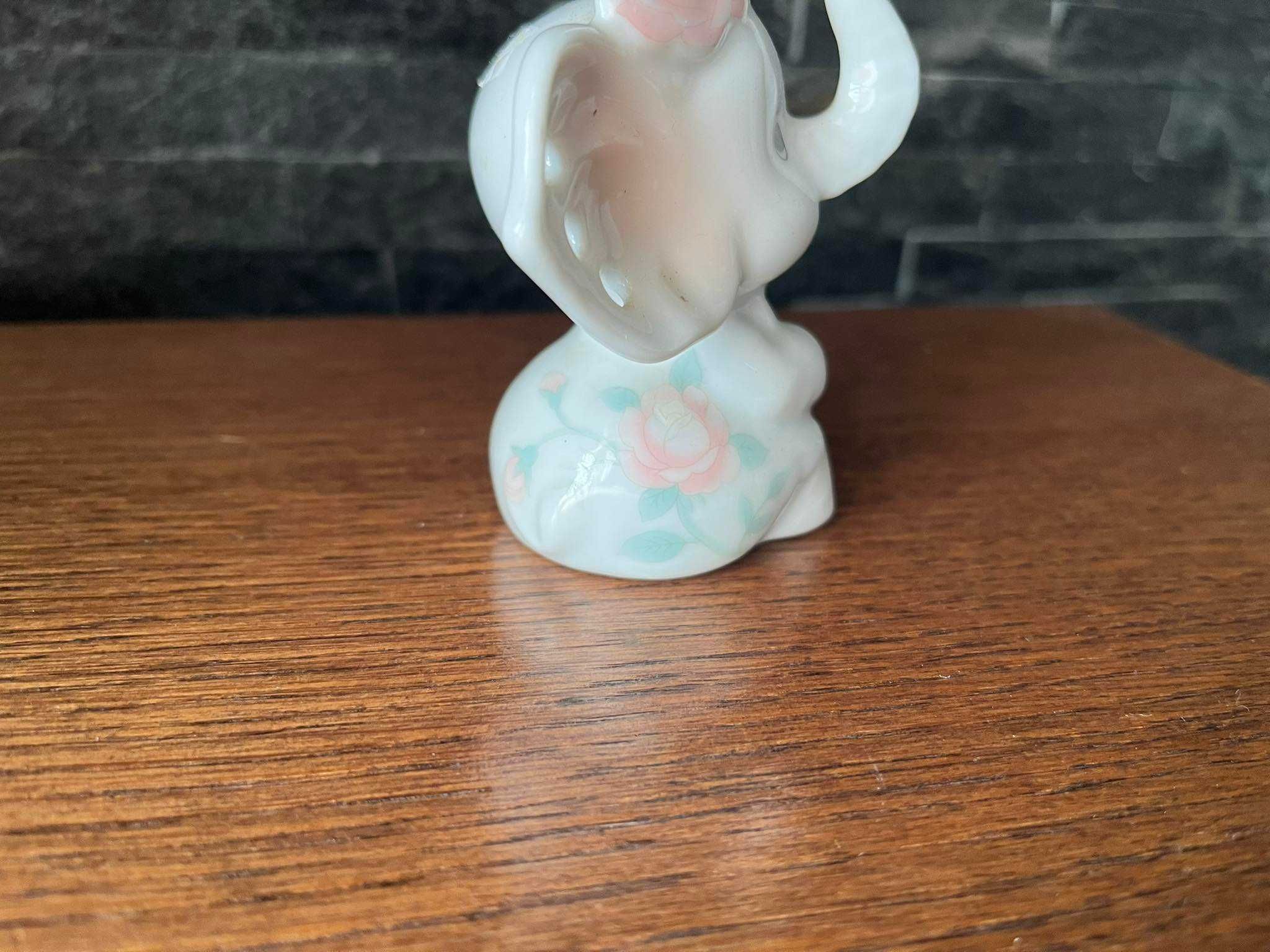 Porcelanowy słoń figurka St Michael