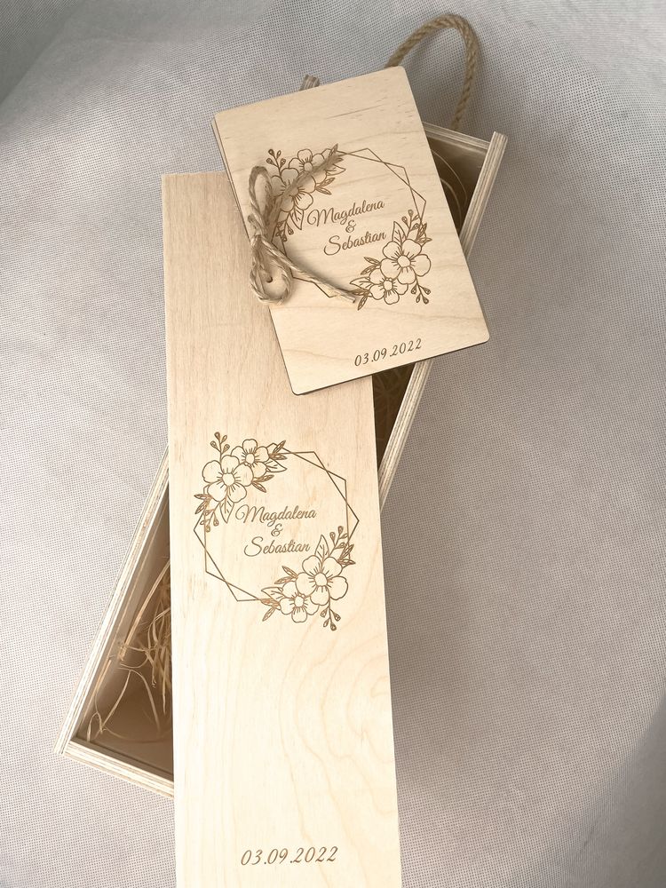 Drewniana kartka oraz skrzynka, prezent na ślub