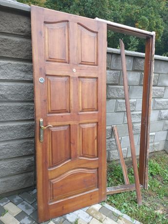 Двері вхідні деревяні
