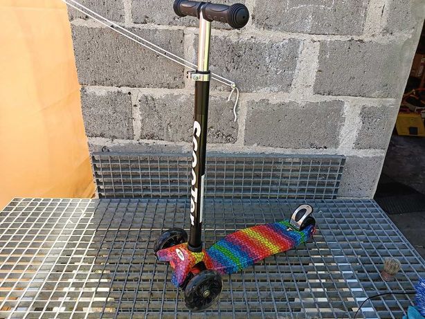 Trójkołowa hulajnoga scooter świecące kółka
