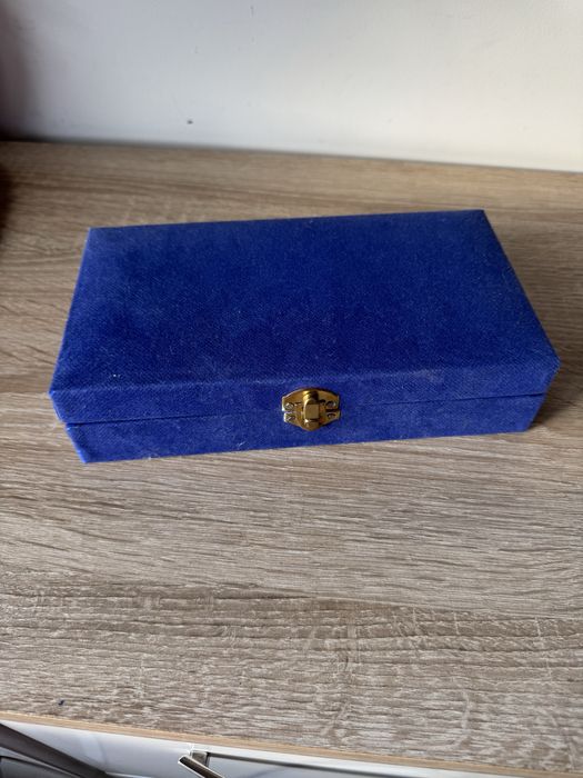 Niebieska szkatułka na biżuterię itp