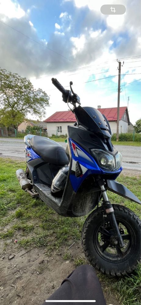 Скутер Spark 150 кубів. З тюнінгом невеликим, підтриманий