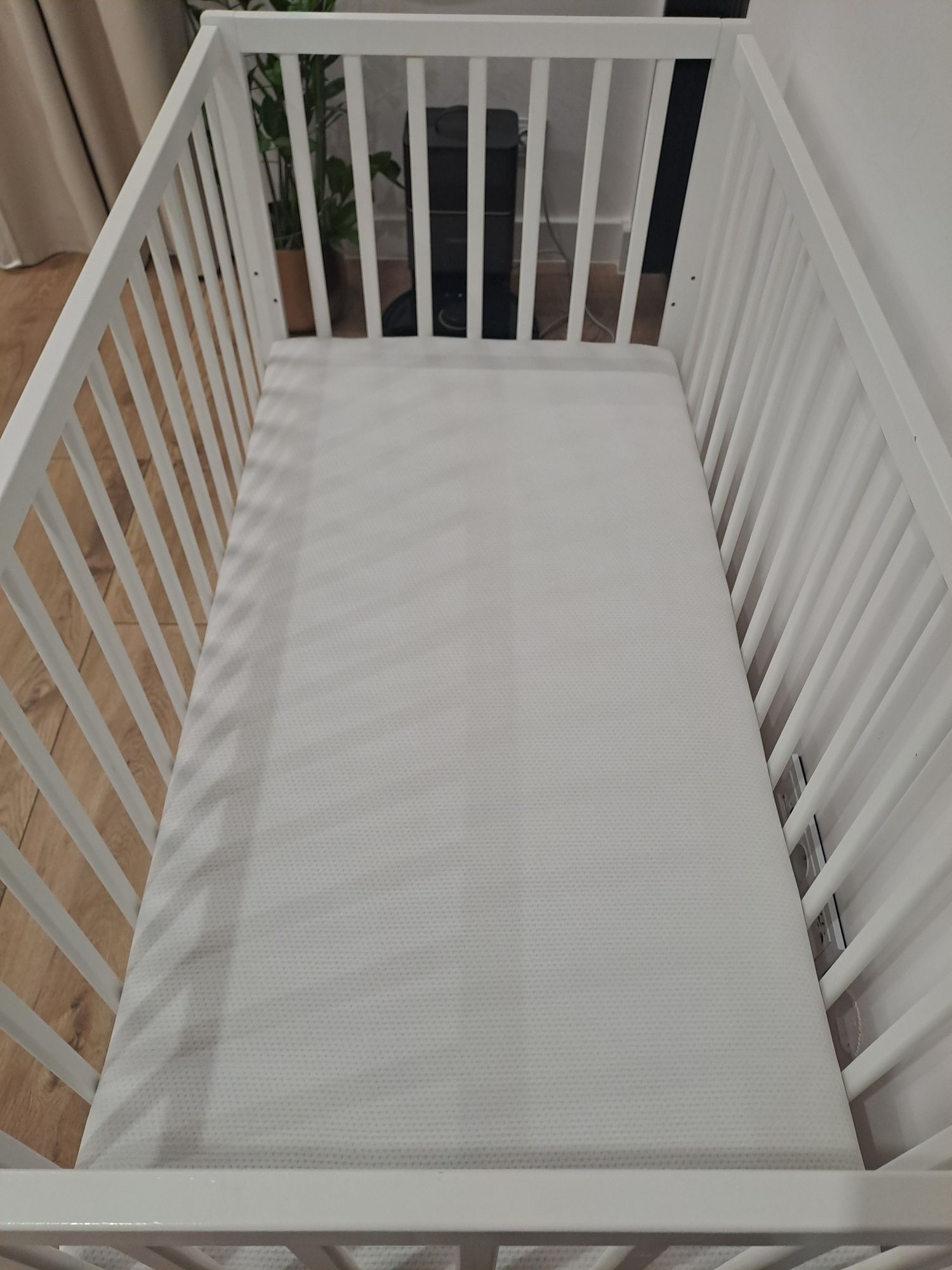 Białe łóżeczko 120x60 z materacem