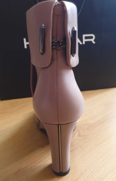 Жіночі демісезонні ботильйони з натуральної шкіри.