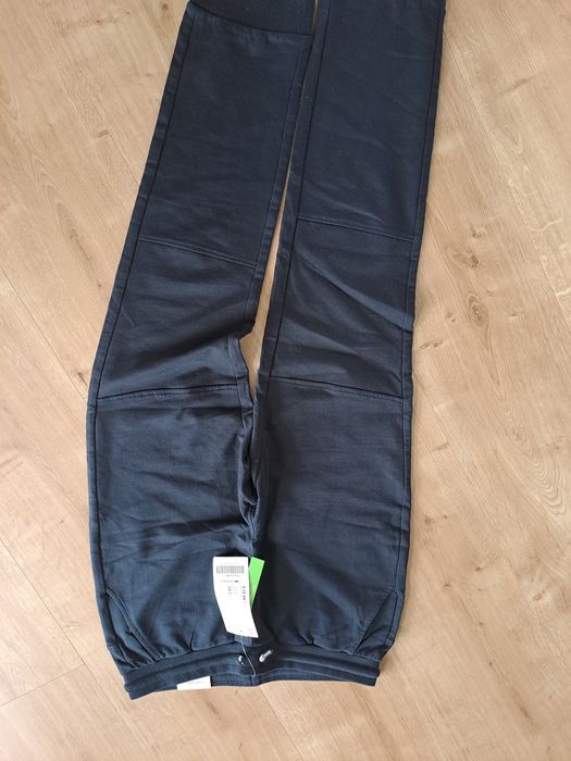 Nowe spodnie dresowe r 152