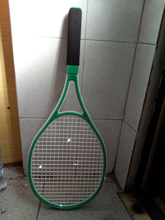 Raquete de ténis em Plástico como nova