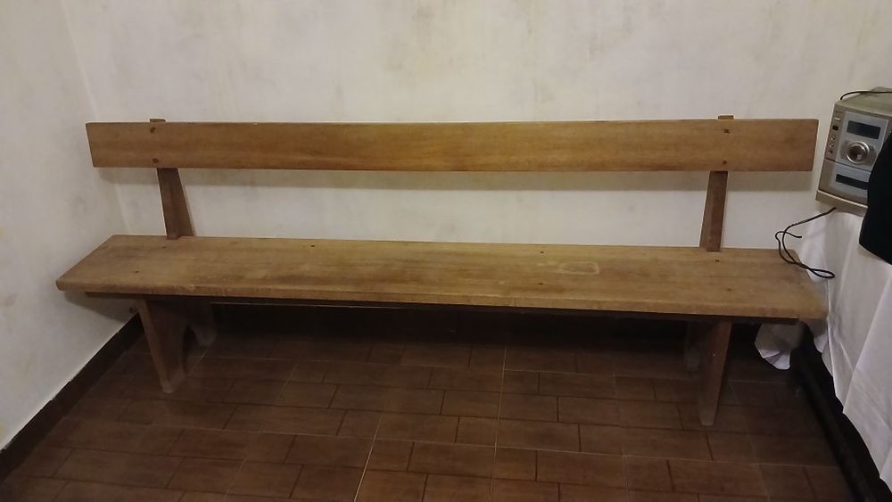 Banco comprido de madeira