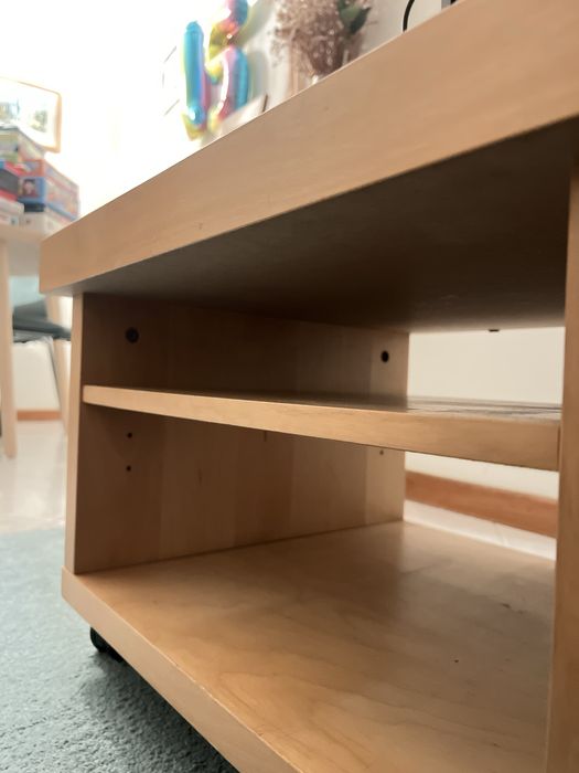 Móvel de TV com rodas