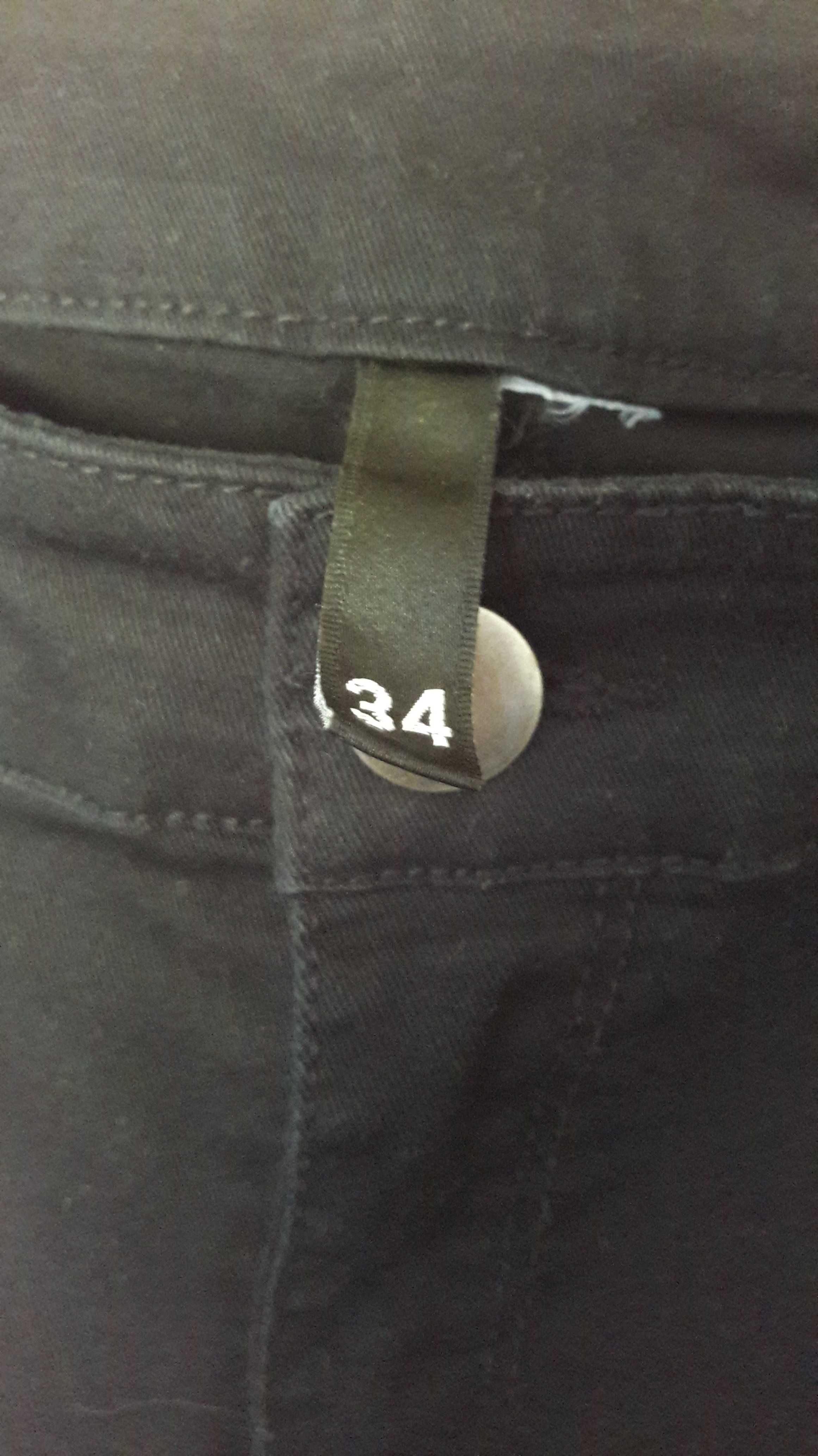 Calça preta em ganga