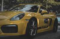 Porsche Cayman GT4 981; Clubsport; Racing yellow; Schroth pasy, ceramika