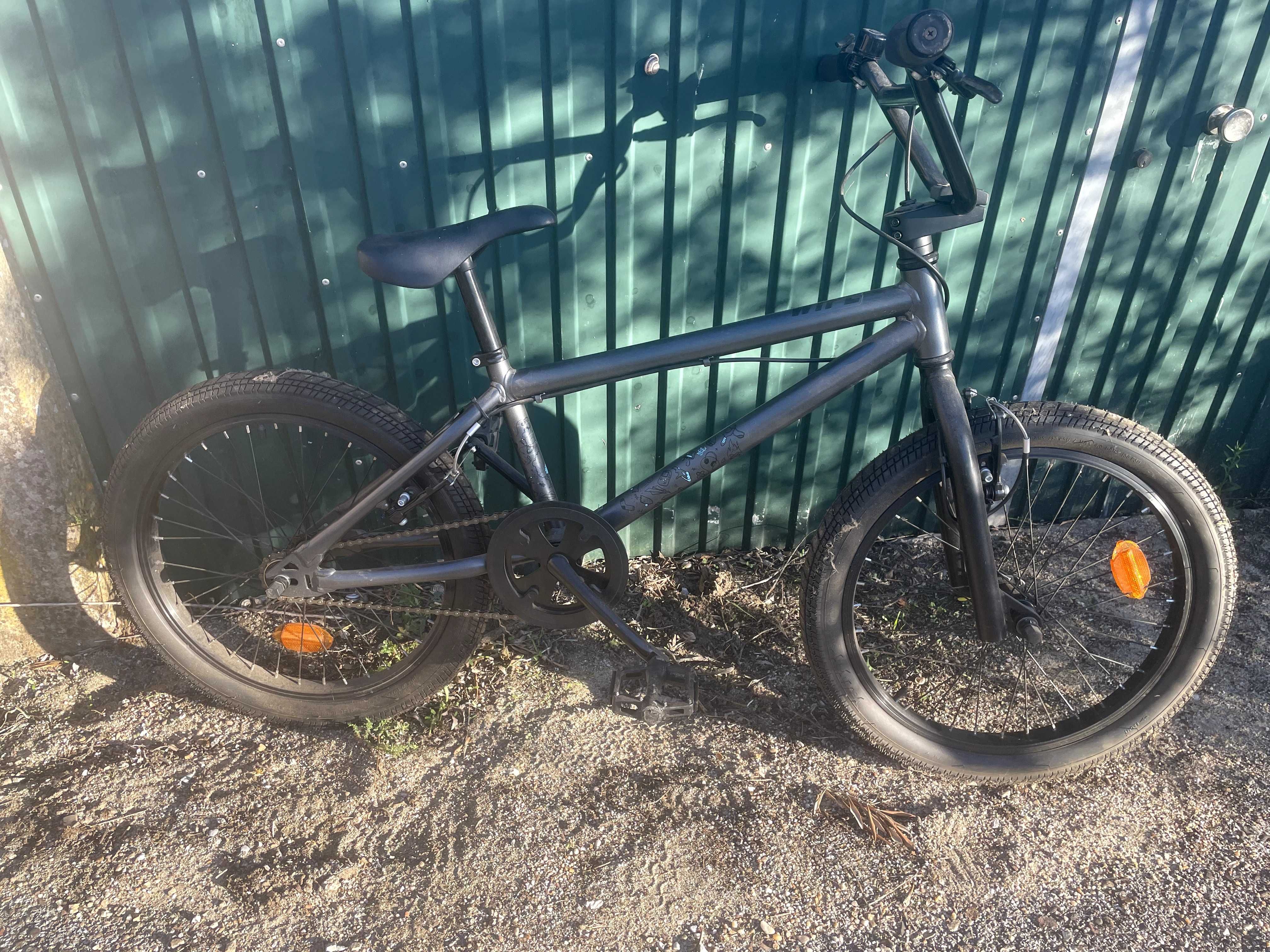 Bicicleta BMX preta