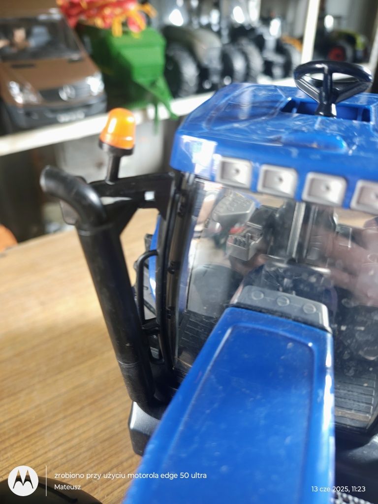 Bruder traktor New Holland