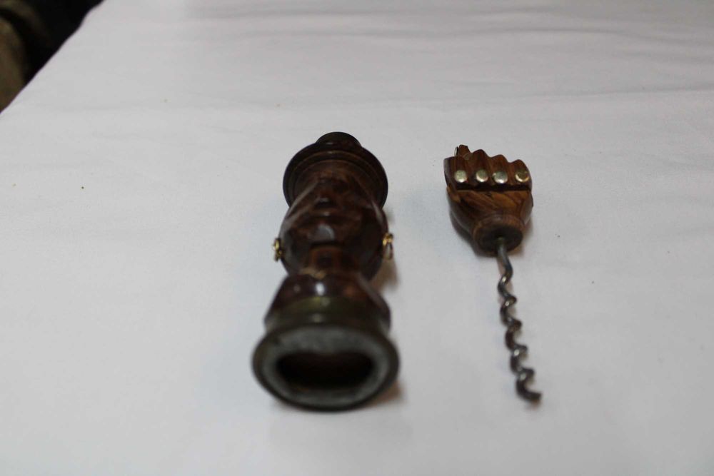 Saca rolhas e caricas em Pau Santo, escultura de mão a fazer figas