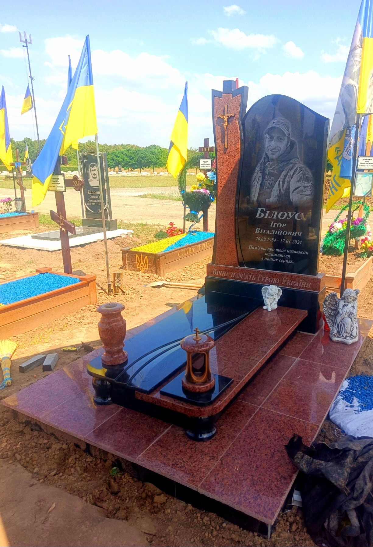Пам'ятники військовим,прибирання могил