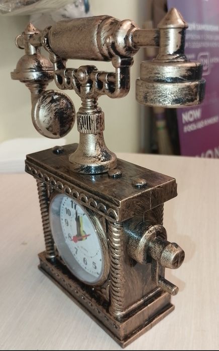 Часы под винтажс будильником