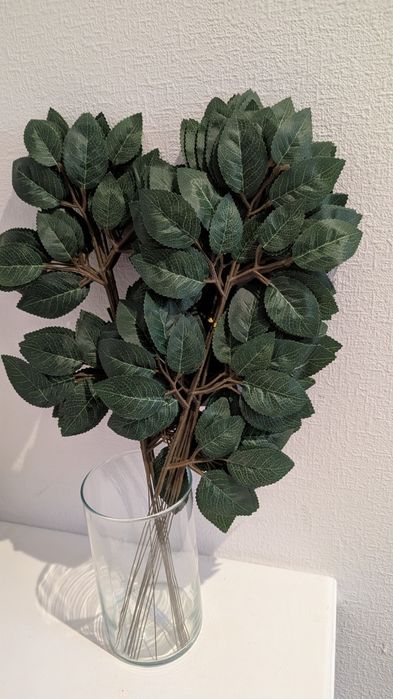 Liście róży piękne duże jak naturalne