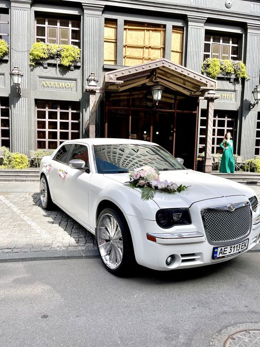 Прокат Аренда Заказ авто на свадьбу Крайслер 300С. Машина на свадьбу