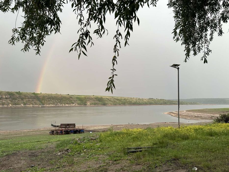 Відпочинок на Дністрі. Будинки і басейн на першій лінії.