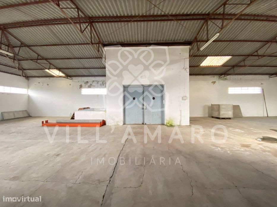 Dois Armazéns - Dois Imóveis - Possível construção ou reconstrução ...