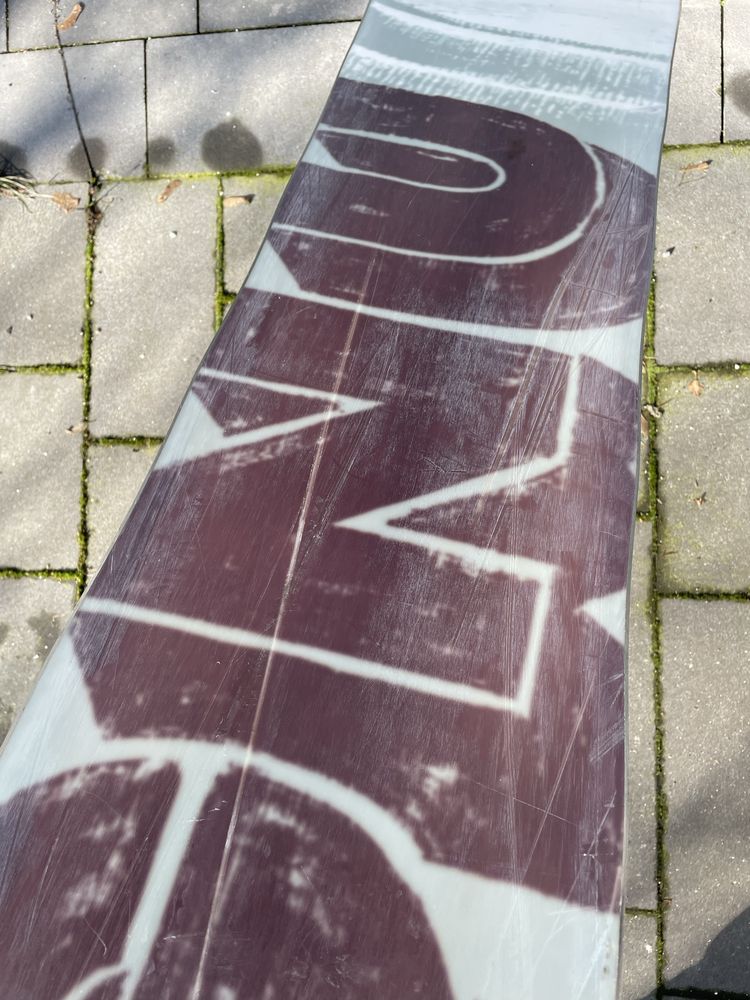 Snowboard GNU Carbon Credit Skate Banana w rozmiarze 159Wide