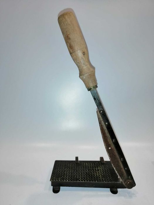 Guilhotinas de mesa antigas em ferro e madeira