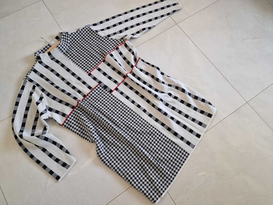 Sukienka dzianinowa oversize geometryczny wzór – stan idealny