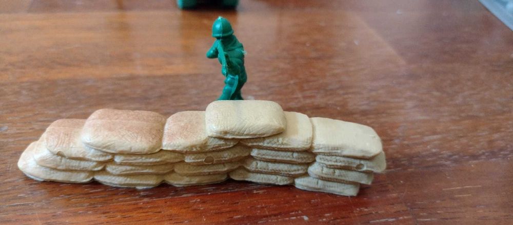 Pudło plastikowych żołnierzyków