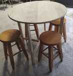 Mesa com 4 bancos