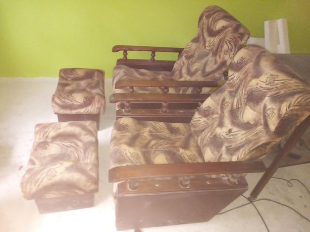 Dwa fotele i pufy
