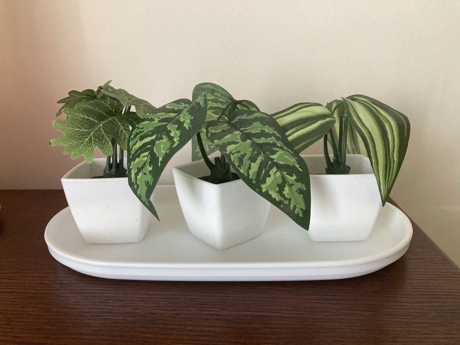 Plantas mini artificias em vaso e suporte