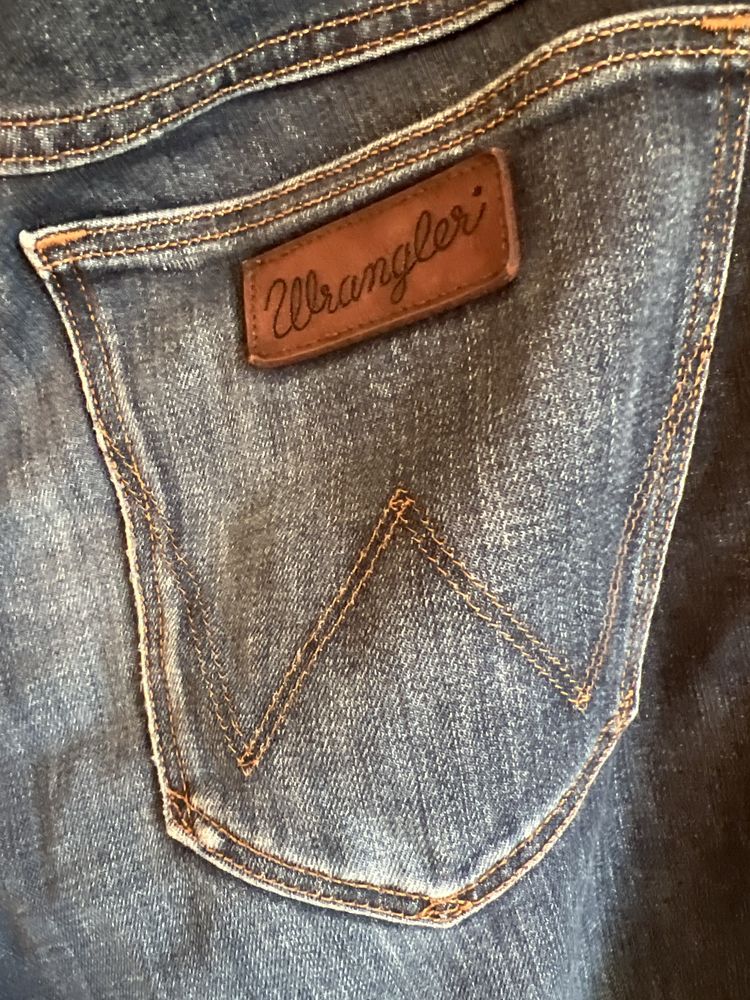 Sprzedam spodnie firmy Wrangler W32 L32 w odcieniu niebieskim