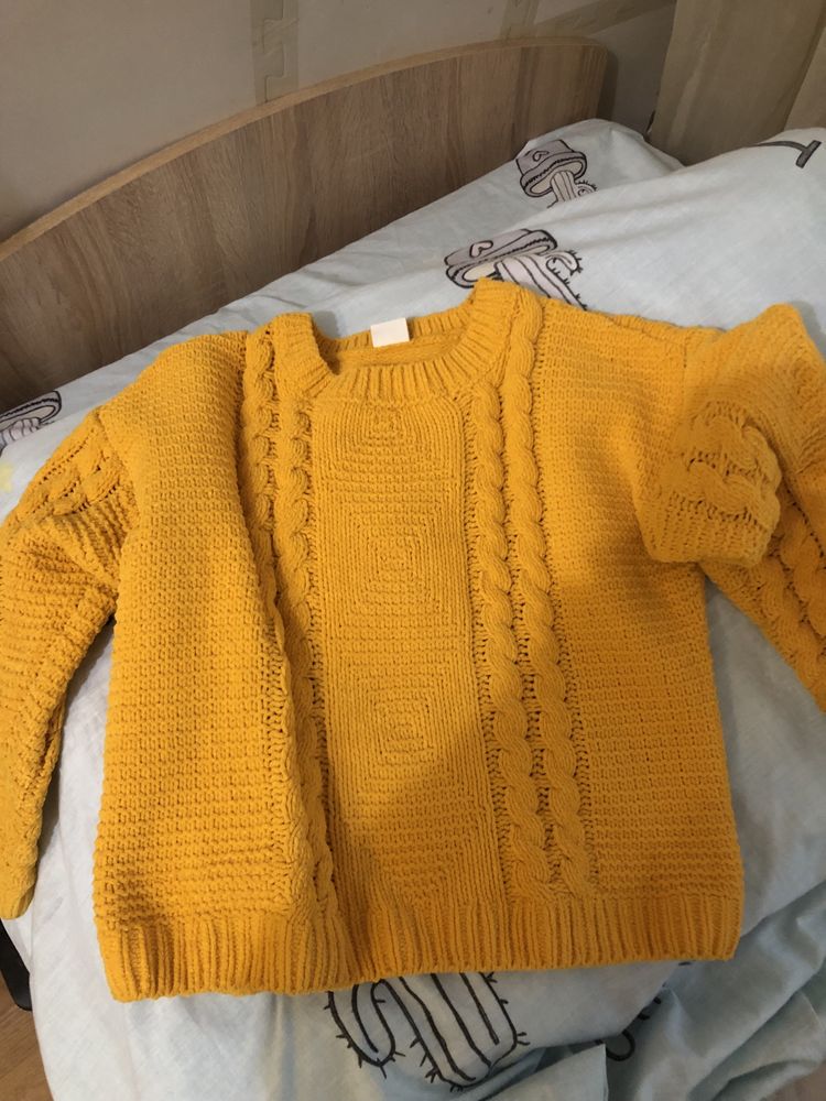Жовтий теплий светр на 9 років