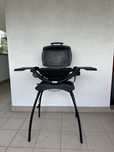 Grill elektryczny Weber Q 1400 z podstawą i blatami — stan jak nowy