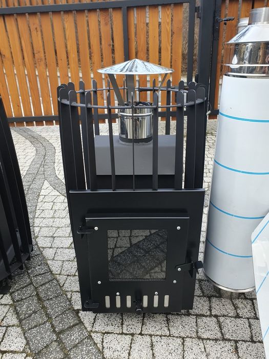 Piec do sauny opalany drewnem wraz z kominem.