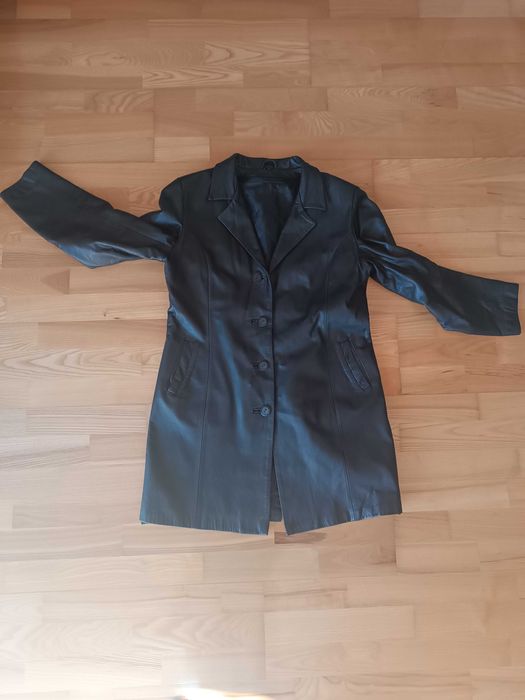 Damski płaszcz skórzany z podpinką i futrzanym kołnierzem