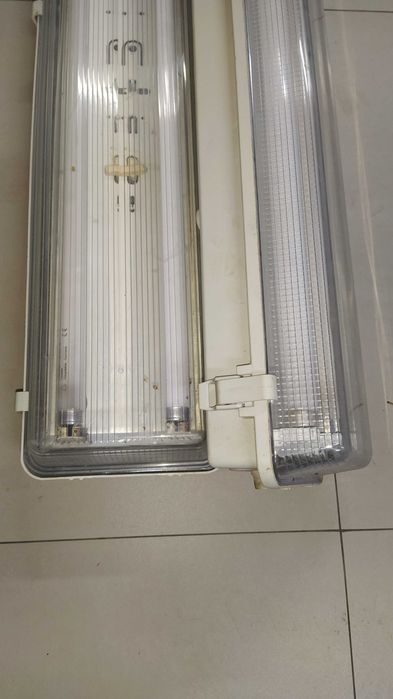 Armadura com 2 lâmpadas fluorescentes