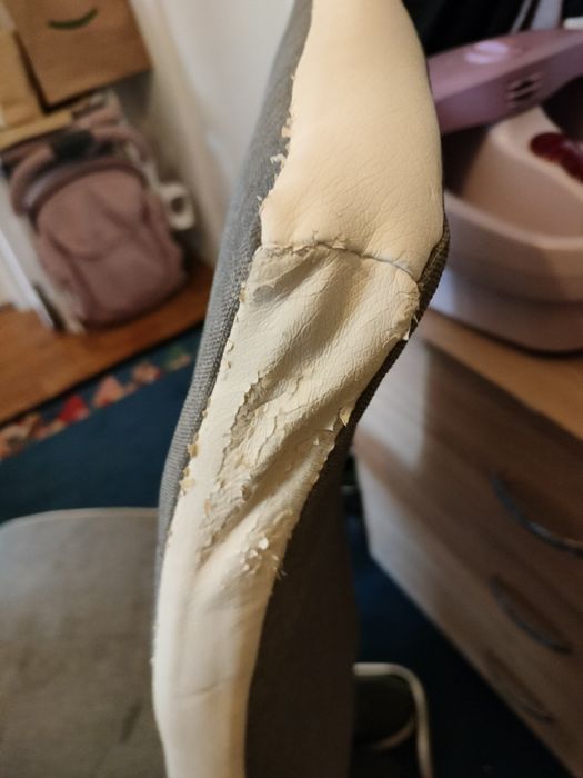 Krzesełka z metalowym stelażem