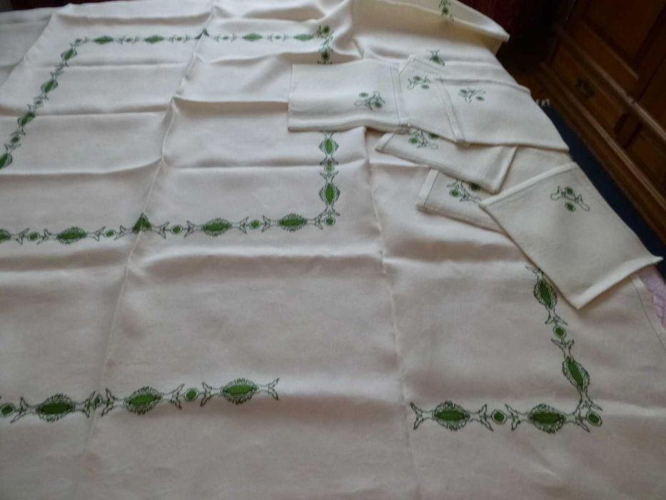 Toalhas de mesa bordadas à mão a ponto cruz