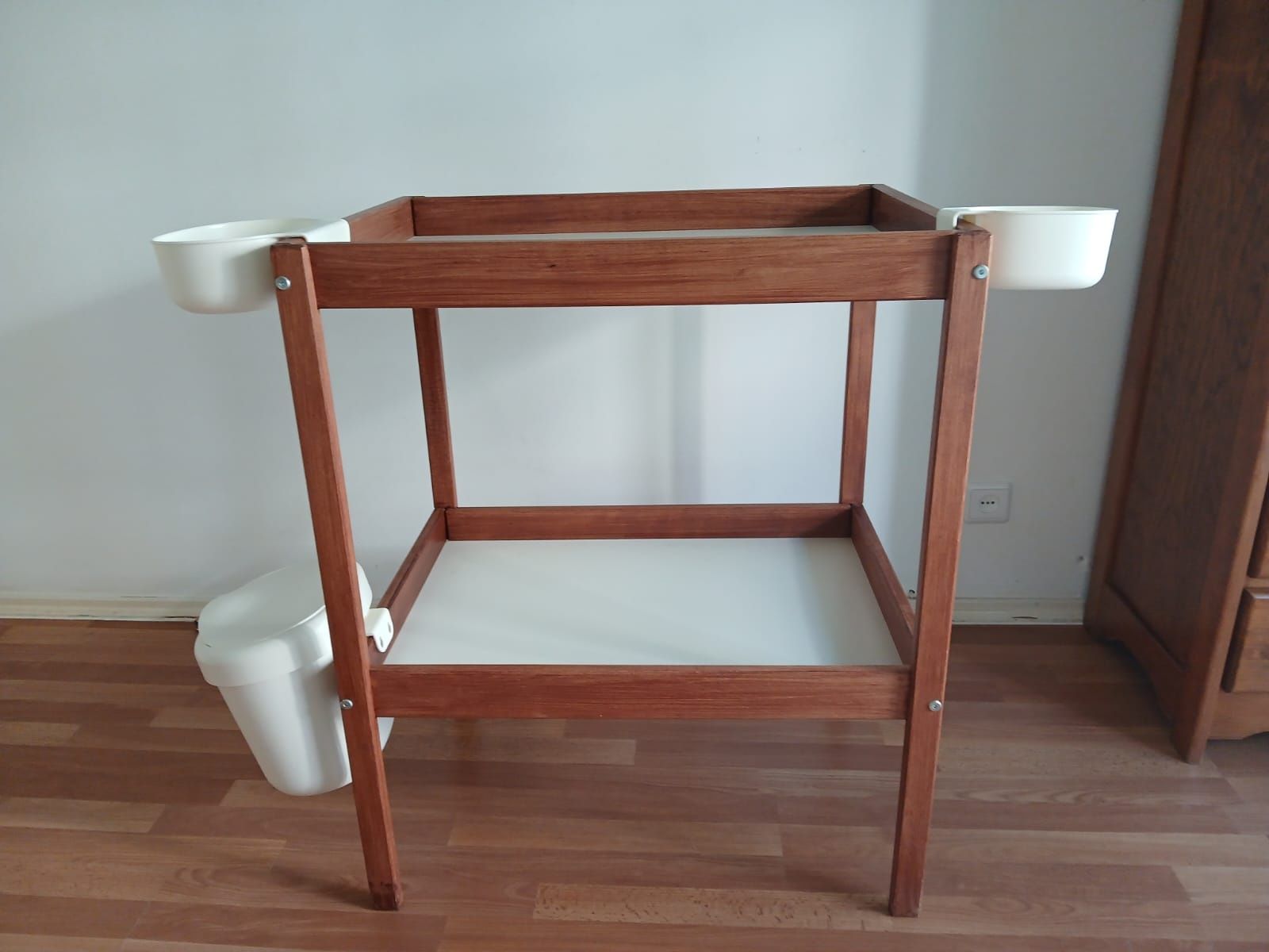 Trocador IKEA com cestos arrumação