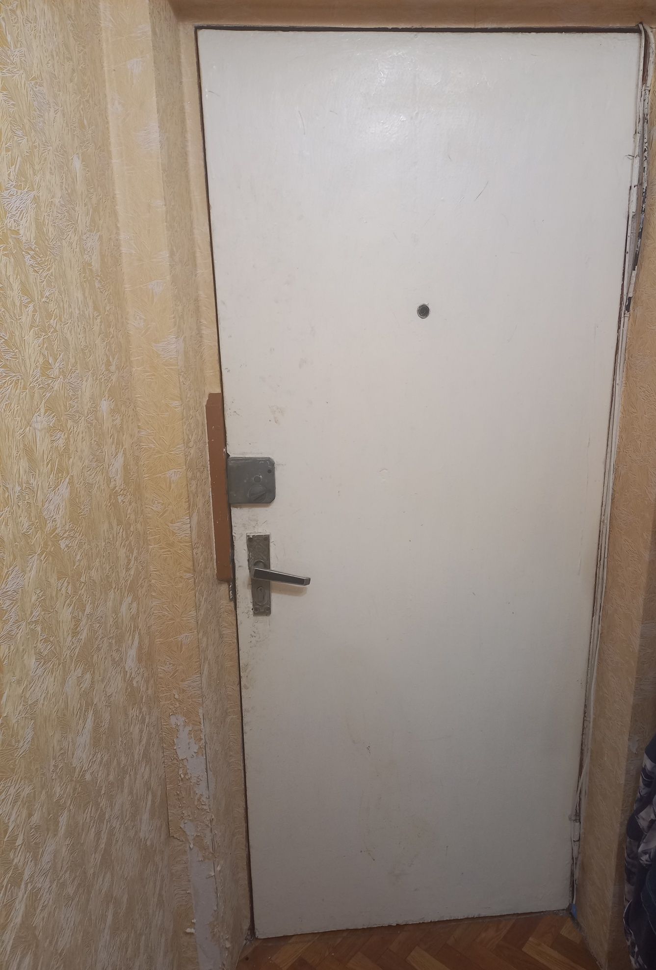 Двері вхідні з замками та ключами