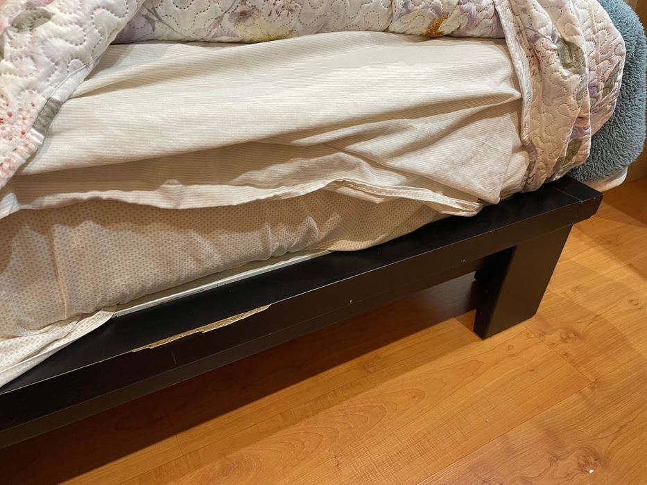 Conjunto cama + mesinhas cabeceira + móvel