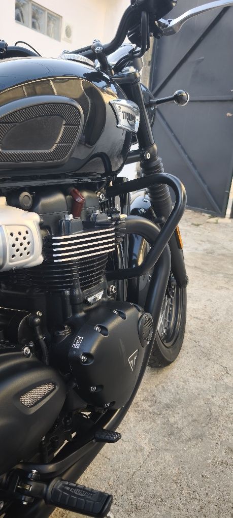 Triumph bonnevile T100 Black edition.