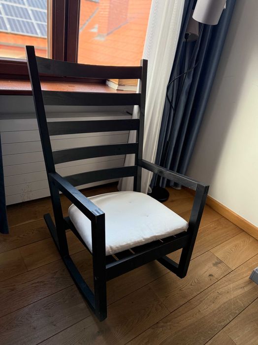 Fotel PÖANG drewniany, bujany w kolorze czerni z poduszką IKEA